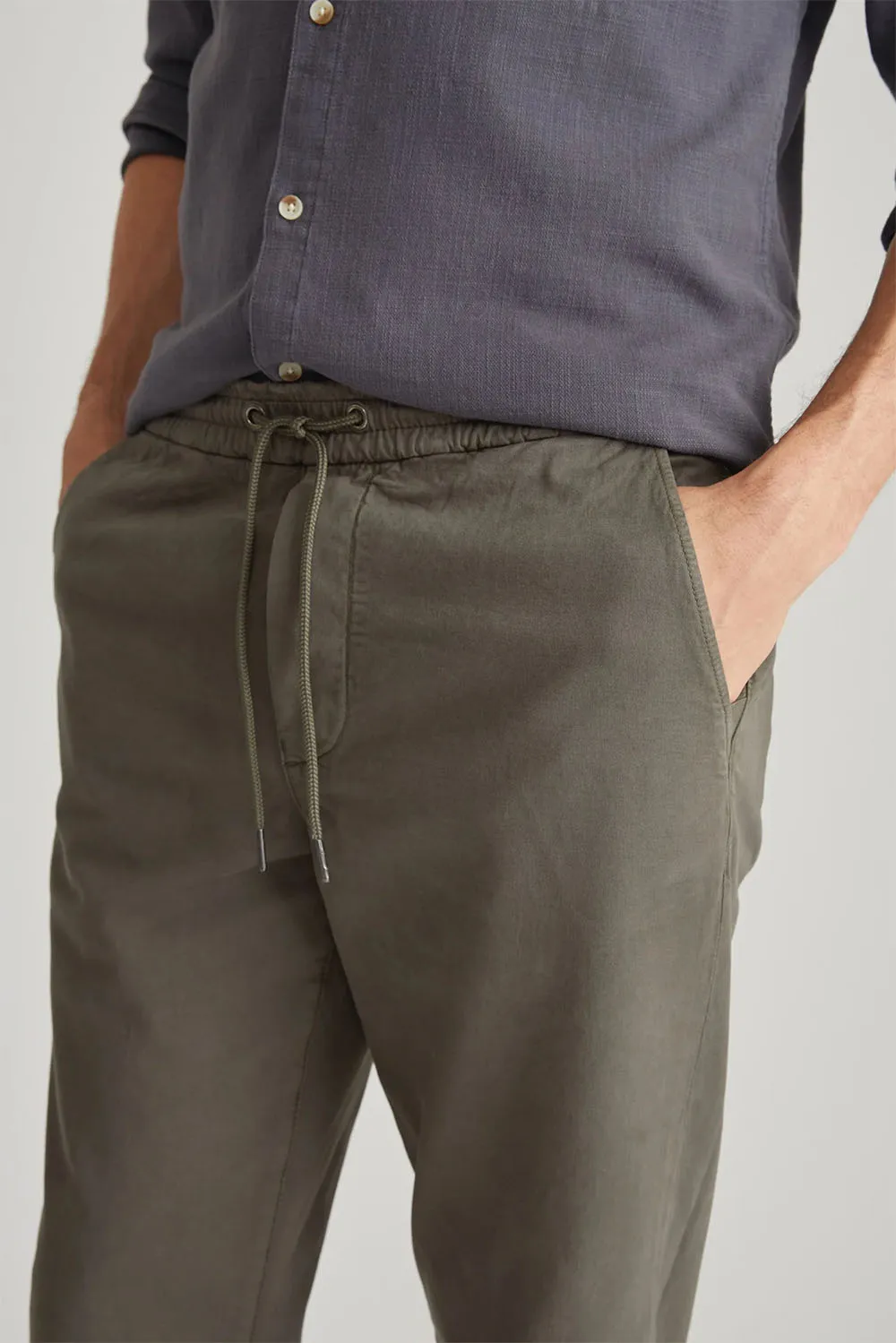 SATURDAY TWILL CHINO True Olive